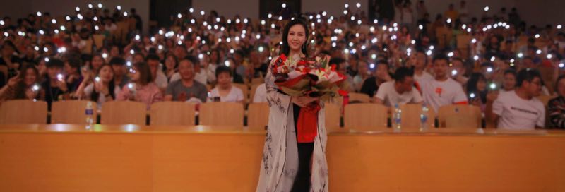 女高音歌唱家黄璐博士“中国艺术歌曲百校巡演文化交流音乐会”在我院圆满举办