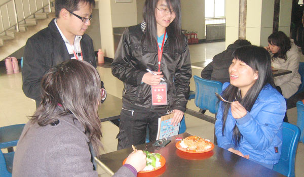 院学生会组织生活部人员对我院食堂进行检查