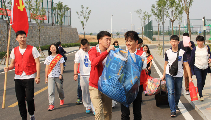 我院十七学生党支部开展迎新志愿服务活动