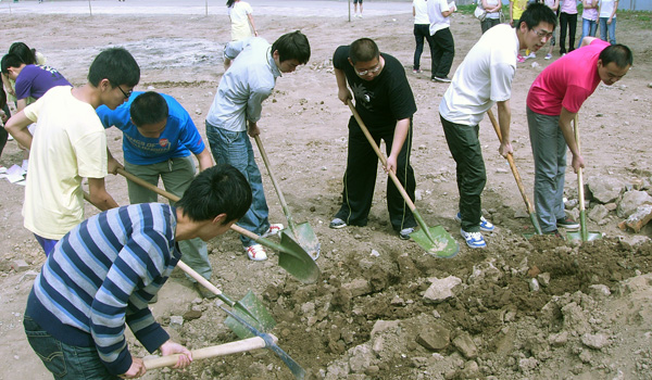 我院2010级学生参加美化校园义务劳动