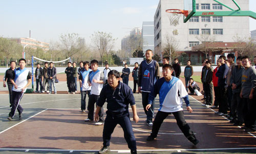 搭建桥梁 增进交流 传递友谊--我院举行师生篮球友谊赛