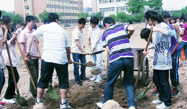 我院2010级学生参加美化校园义务劳动