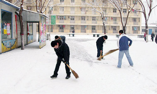 我院各学生组织清扫道路积雪方便师生出行