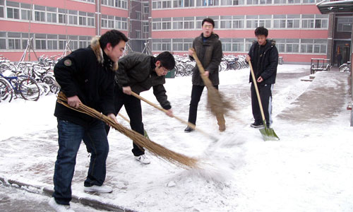 我院各学生组织清扫道路积雪方便师生出行