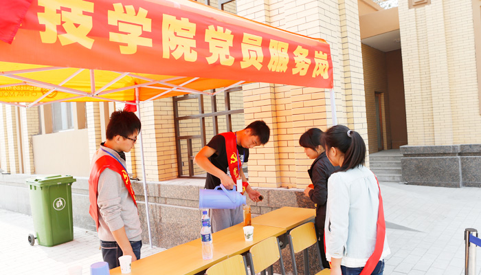 我院第一学生党支部顺利完成迎新服务岗工作