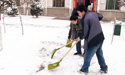 我院各学生组织清扫道路积雪方便师生出行