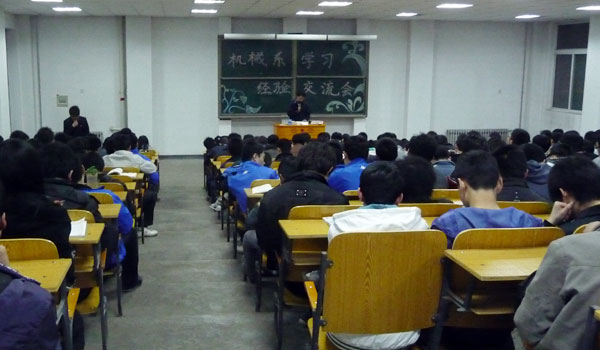 院学生会召开学习经验交流会