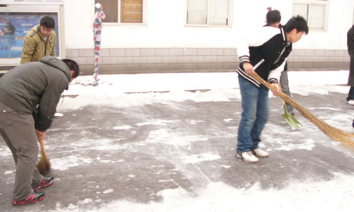 我院各学生组织清扫道路积雪方便师生出行