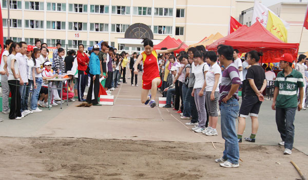 我院在校2010年田径运动会甲乙两个组别中取得优异成绩